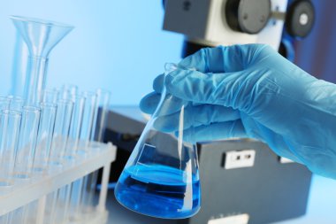 bilim adamı el laboratuvar test tüpü