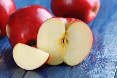 Masada olgun kırmızı elmalar var. Yakın plan.