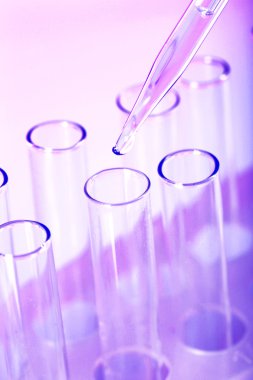 Renk arkaplanı üzerinde test tüpleri