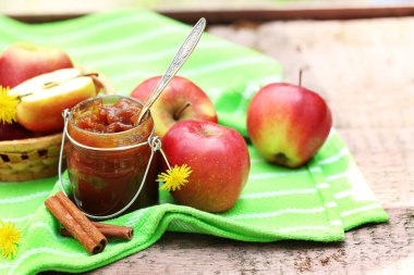 elma reçel kavanoz ve açık havada taze kırmızı elmalar