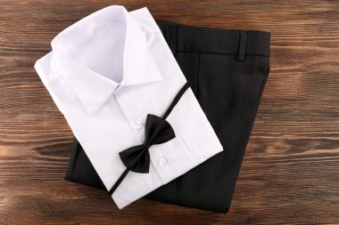 Erkekler zerafet kıyafet ahşap masa, üstten görünüm