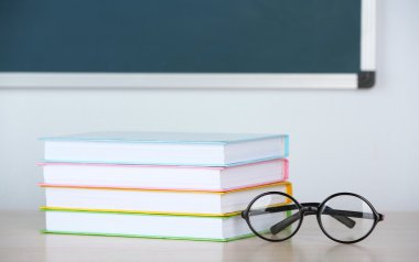 yığın kitap ve gözlük tablo sınıfı