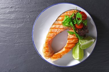 Kireç ve salata tablo ile lezzetli ızgara somon yakın çekim