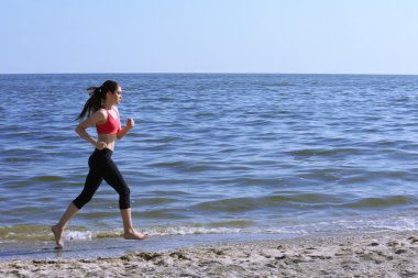 genç kadın sahilde koşu