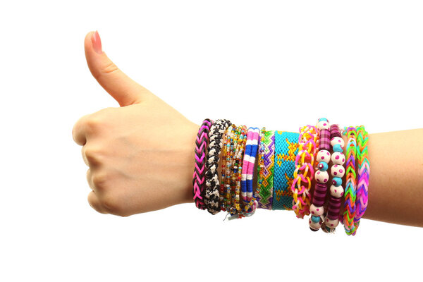 Женская рука с браслетами, изолированными на белом
