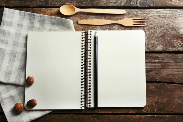 Livro de receitas aberto sobre fundo de madeira — Fotografia de Stock