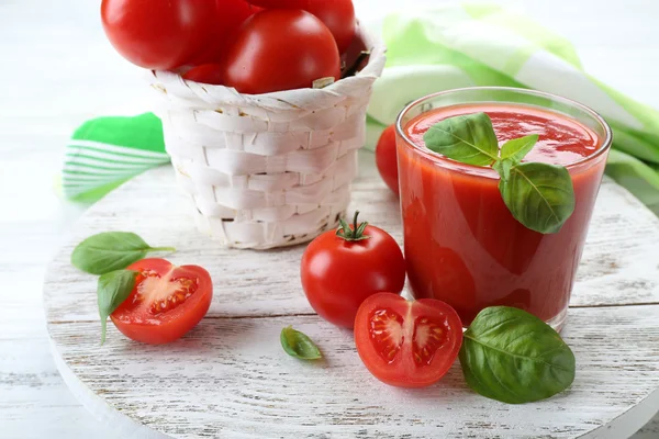 Vaso de jugo de tomate fresco sobre mesa de madera, primer plano — Foto de Stock