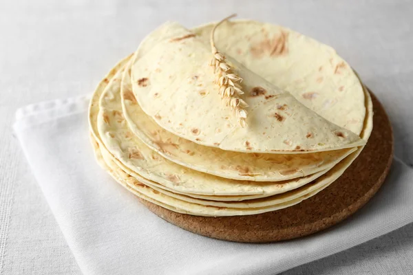 Stapel hausgemachter Vollkornmehl-Tortilla auf Serviette, auf hellem Hintergrund — Stockfoto