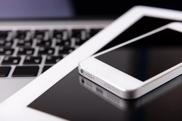 Tablet ve klavye, closeup üstünde hareket eden telefon — Stok fotoğraf