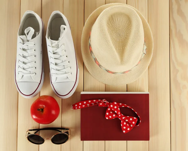 Scarpe da ginnastica femminili con accessori su sfondo in legno — Foto Stock