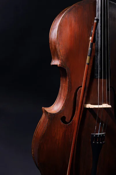 在深色背景上的老式大提琴 — 图库照片