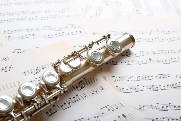 Flauta em notas de música fundo — Fotografia de Stock