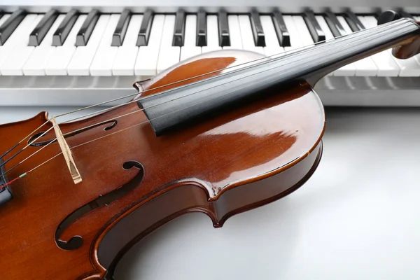 Violino e pianoforte da vicino — Foto Stock