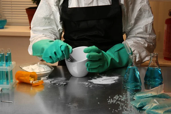 Químico trabalhando em laboratório de drogas — Fotografia de Stock