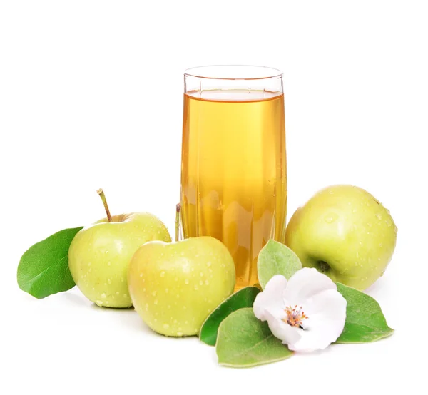 Bicchiere di succo di mela e mele, isolato su bianco — Foto Stock