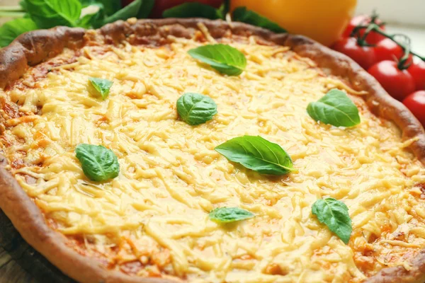 Pizza de queijo com legumes na mesa de perto — Fotografia de Stock