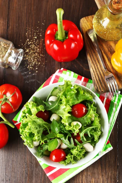 Ensalada de verduras frescas en tazón en la mesa de cerca — Foto de Stock