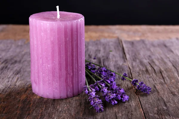 Vela con flores de lavanda en la mesa de cerca —  Fotos de Stock