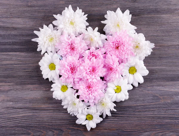 Όμορφα λουλούδια σε σχήμα καρδιάς σε ξύλινα φόντο — Φωτογραφία Αρχείου
