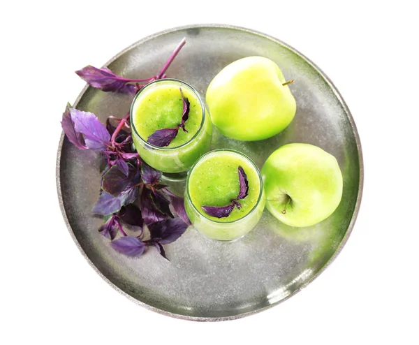 Vasos de jugo verde sano con albahaca y manzana aisladas en blanco — Foto de Stock