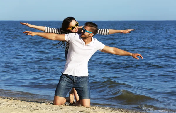 Vackra unga par på stranden — Stockfoto