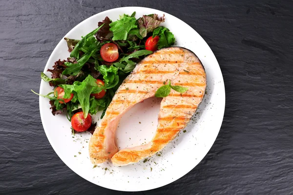 Lezzetli ızgara somon salata tablo ile yakın çekim