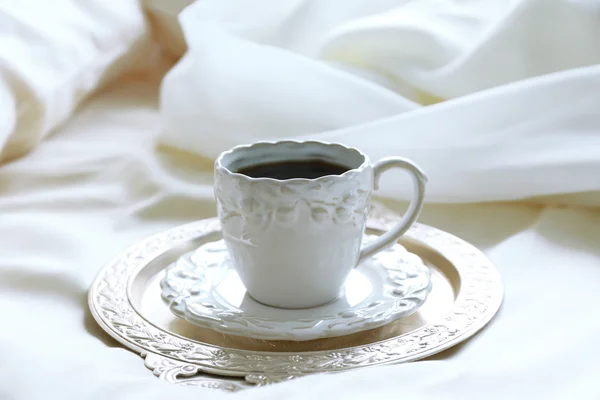 Tasse de café du matin sur un lit confortable dans la chambre — Photo