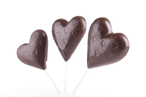 Chocolade snoepjes in de vorm van harten geïsoleerd op wit — Stockfoto