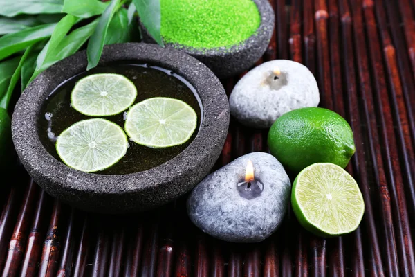 Spa stilleven in groene kleur op bamboe mat, close-up — Stockfoto