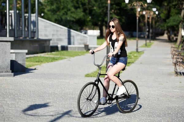 Piękna dziewczyna z roweru, na zewnątrz — Zdjęcie stockowe