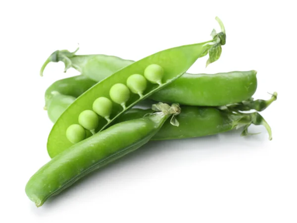 白で隔離された新鮮な緑のエンドウ豆 — ストック写真