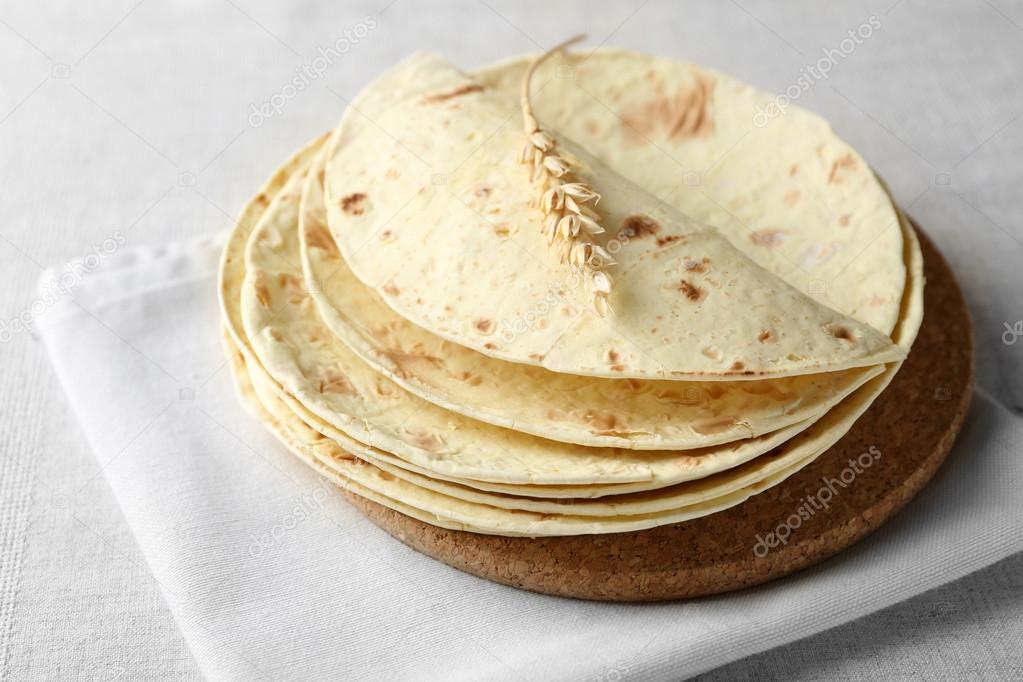 Montón de tortilla casera de harina de trigo integral en servilleta