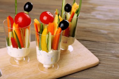 Aperatif sebzelerin cam ahşap arka plan üzerinde