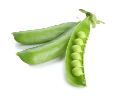 Taze yeşil bezelyeler beyaz üzerine izole edilmiş