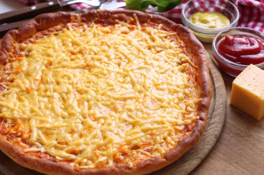 lezzetli peynir pizza tablo üzerinde kapat