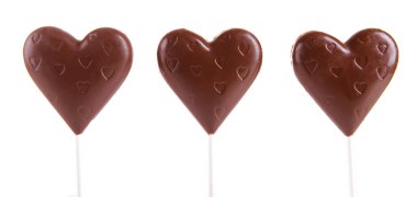 Beyaz izole kalp şeklinde çikolata şekerleme