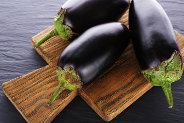 Ahşap masa, closeup üzerinde kesme tahtası üzerinde taze patlıcan