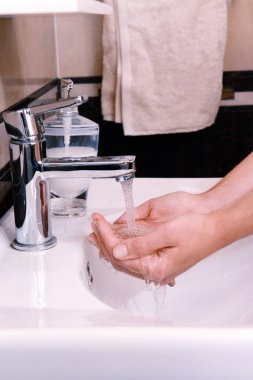 Banyo lavaboda yıkama ellere