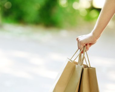 Alışveriş torbaları açık havada tutan el