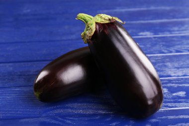 Tahta arka planda taze patlıcan