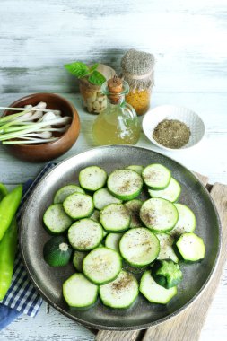 Ahşap masa, closeup metal tepsi içinde kabak dilimlenmiş