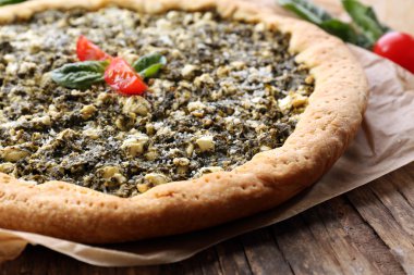 Ispanak ve masaya kiraz domates ile açık pasta yakın çekim