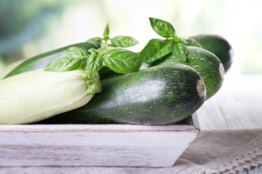 Squash ve parlak zemin üzerine fesleğen taze kabak