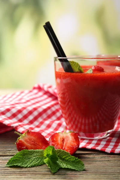 Copo de smoothie de morango com bagas em fundo brilhante — Fotografia de Stock