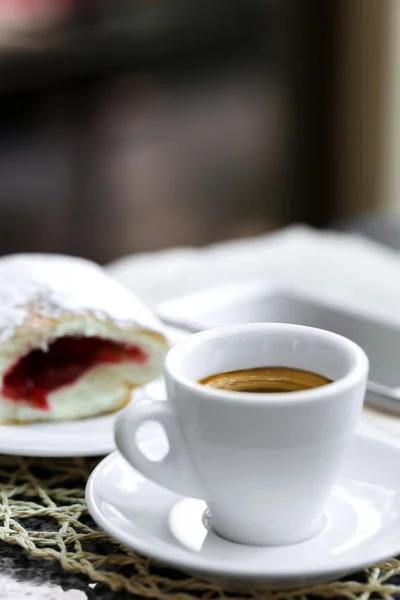 Kopje cappuccino op tafel in café — Stockfoto