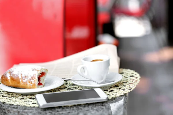 Чашка капучино на столе в кафе — стоковое фото