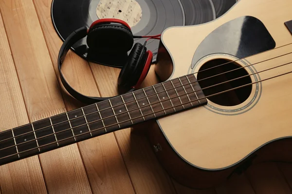 비닐 레코드와 나무 테이블에 헤드폰 기타 클로즈업 — 스톡 사진