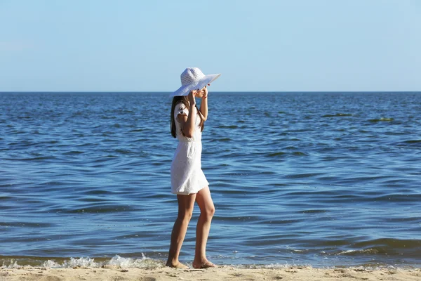 Pretty woman walking on beach — Stock Photo, Image