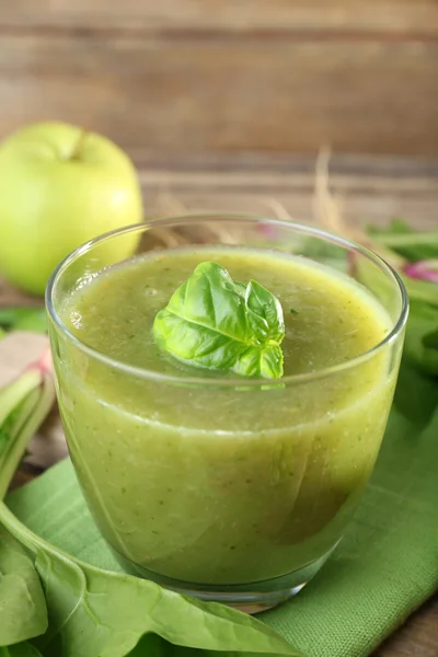 Copo de suco saudável verde com espinafre e maçã na mesa de perto — Fotografia de Stock