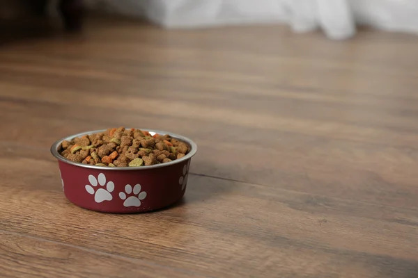 狗在家里地板上的碗里的食物 — 图库照片